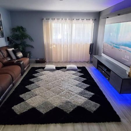 Fully Furnished, Beautiful, Spacious Two Bedroom Condo Лодергілл Екстер'єр фото