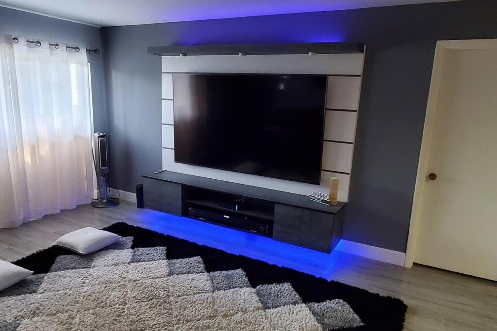 Fully Furnished, Beautiful, Spacious Two Bedroom Condo Лодергілл Екстер'єр фото