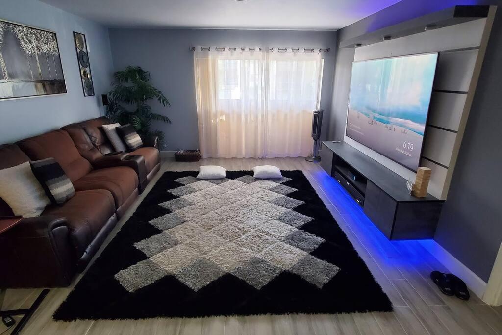 Fully Furnished, Beautiful, Spacious Two Bedroom Condo Лодергілл Екстер'єр фото