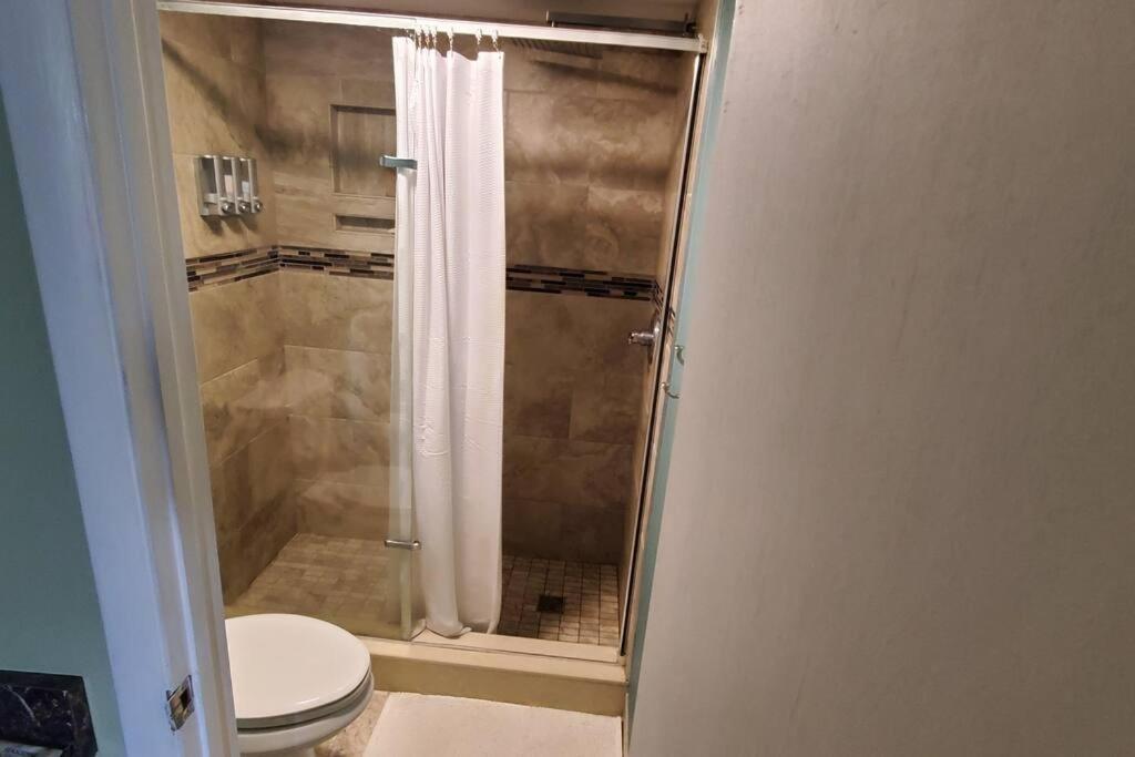 Fully Furnished, Beautiful, Spacious Two Bedroom Condo Лодергілл Екстер'єр фото
