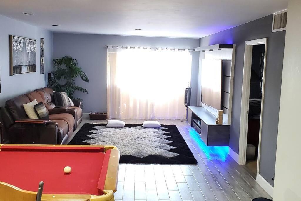 Fully Furnished, Beautiful, Spacious Two Bedroom Condo Лодергілл Екстер'єр фото