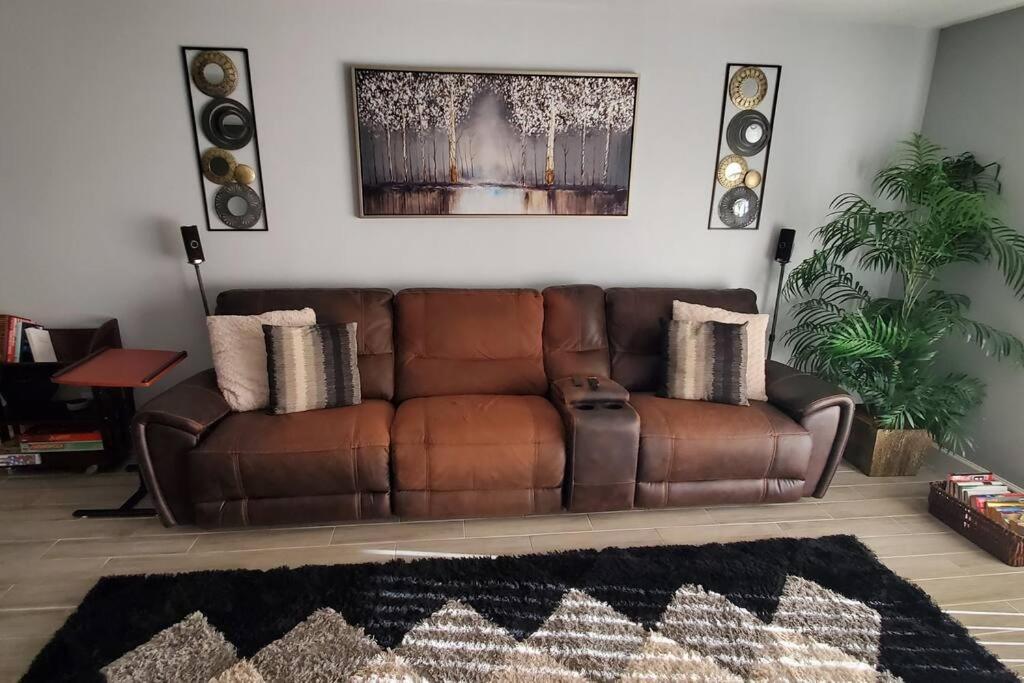 Fully Furnished, Beautiful, Spacious Two Bedroom Condo Лодергілл Екстер'єр фото